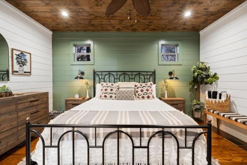 Meant To Bee! New 2 Bedroom, 2 Bath, Sleeps 8! Ping Pong & Shuffle Board!