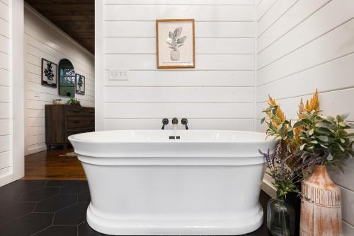 Meant To Bee! New 2 Bedroom, 2 Bath, Sleeps 8! Ping Pong & Shuffle Board!