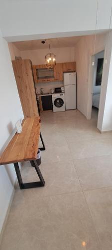 Renovated 2 bedroom Apartment in light house beach 2