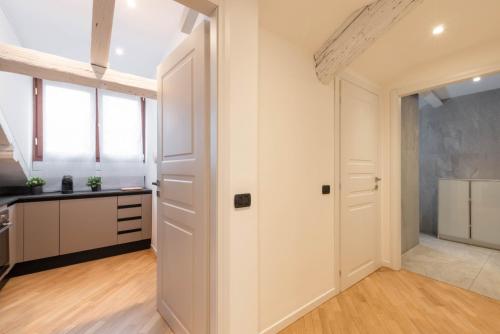 Brera Flat Near Duomo - image 11