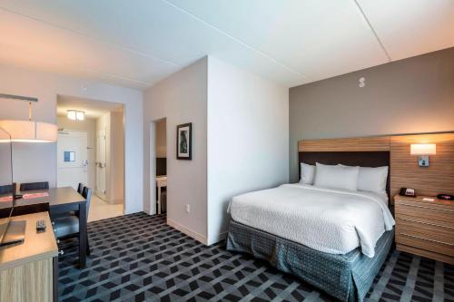 1 queen bed, 2 twin beds