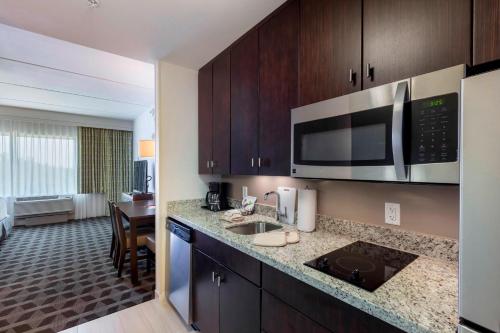 Kitchen, TownePlace Suites by Marriott Orlando at SeaWorld® in International Drive South - Sea World