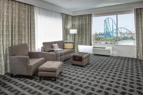 2 queen beds, 1 sofa bed