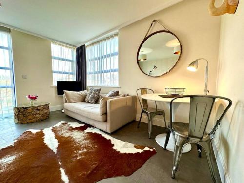 Beautiful Couples Retreat - FREE Parking & WiFi - 1 Minute walk to Poole Quay - Great Location - Free Parking - Fast WiFi - Smart TV - Newly decorated - sleeps up to 2! Close to Poole & Bournemouth & Sandbanks