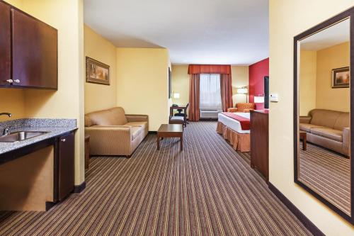 Holiday Inn Express & Suites Cleveland by IHG in Cleveland, USA