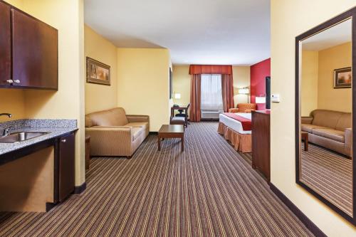 Holiday Inn Express & Suites Cleveland, an IHG Hotel