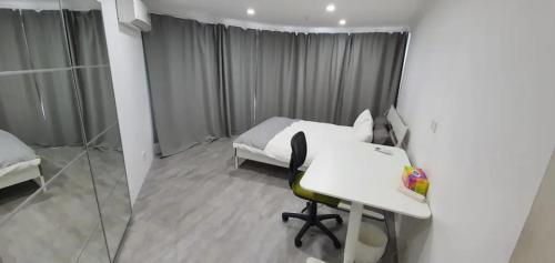 Modern Private Room in Shared 2-Bed Apartment - Central City Center -2