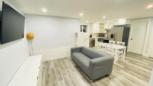 Cozy basement 2br w/kitchen溫馨豪房+廚房