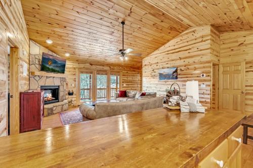 Paradise Found Hot Tub Mtn Views Game Room 560 FREE tickets each paid day! - image 4