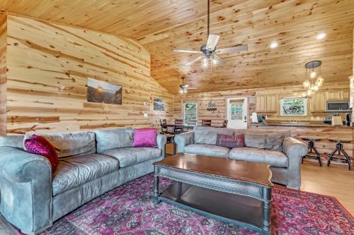 Paradise Found Hot Tub Mtn Views Game Room 560 FREE tickets each paid day! - image 12