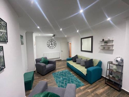 Good priced 6 Bedroom Family Home in quiet residential area with FREE Parking,No parties allowed- Windsor gîte à louer Old Windsor