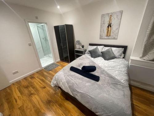 Family House In Walpole Road, Old Windsor - London