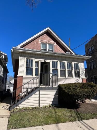 Sunny 2 BR Apartment west of Chicago in quaint Forest Park center in Forest Park, Vereinigte Staaten von Amerika