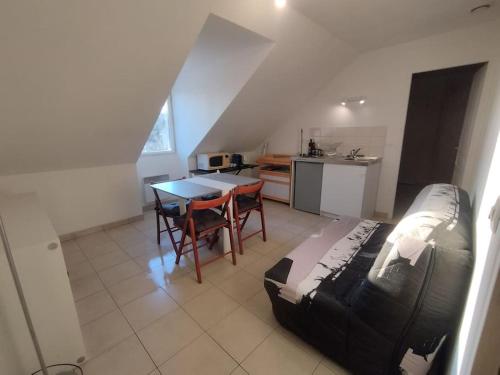 Guestroom, Appart T2 Meulan les Mureaux in Meulan-en-Yvelines