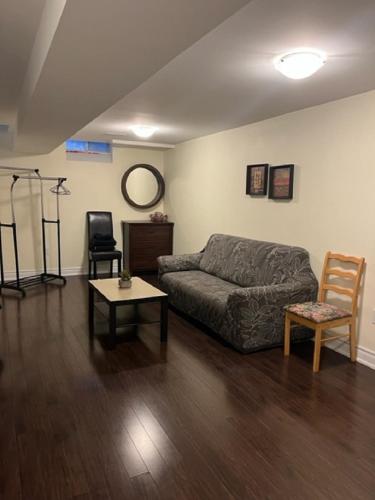 Cozy & Spacious Suite with Private Bathroom near Toronto Airport !