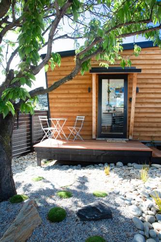 Tiny house with mountain views, indoor and outdoor fire, private courtyard garden