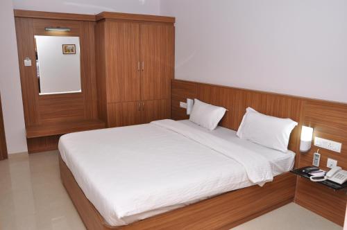 Chenduran Park Chenduran Park is conveniently located in the popular Dindigul area. The property features a wide range of facilities to make your stay a pleasant experience. Service-minded staff will welcome and gui