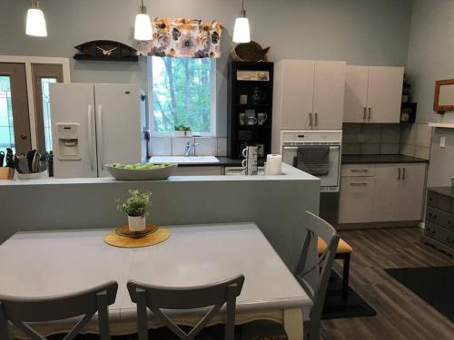 virtuve, Restful Retreat on the Lake - Natural and Peaceful in Batlleika (MN)