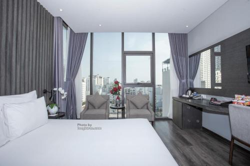 Suite, corner, city view