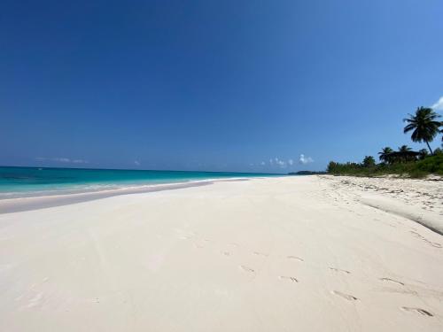 Eleuthera Retreat - Villa & Cottages on pink sand beachfront