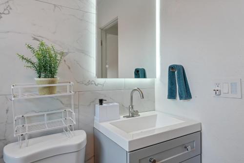 Upscale 2br House Wprivate Yard & Parking