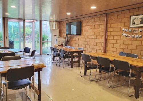 Shared lounge/TV area, Healing Resort Jeju near Dang-Oreum