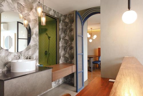 room detail thumbnail 2