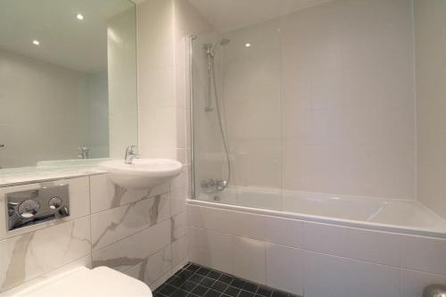 Lovely Modern Central & Spacious, Liverpool (photo 9)