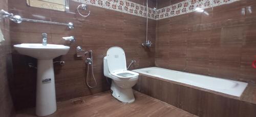 Shower, Adults Only! Kashmir Eagle Heights Cottage & Restaurant by LMC in Sangota
