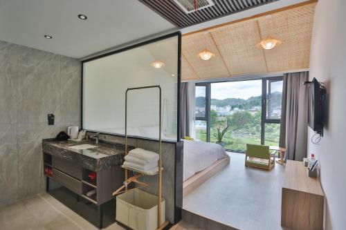 Heaven's Gate Home Stay --free pick up service--panoramic view of Tianmen Mountain Heaven's Gate Home Stay --free pick up service--panoramic view of Tianmen Mountain