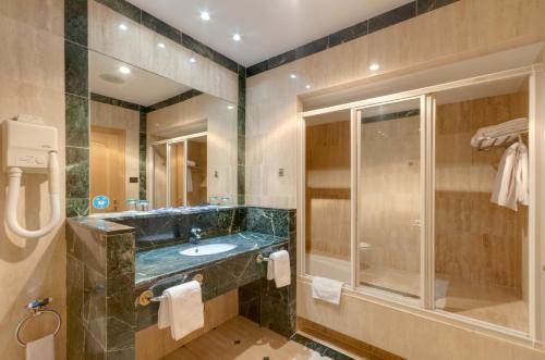 Bathroom, Madrid-Getafe Los Angeles Hotel in Getafe