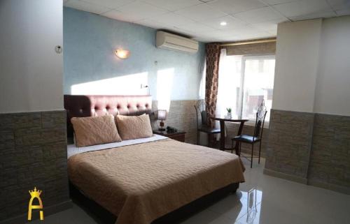 room detail thumbnail 1