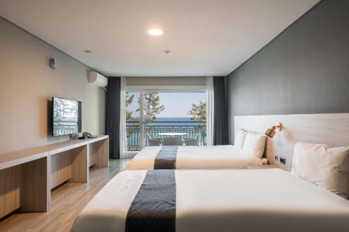 Family Room with Balcony and Sea View