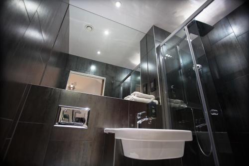 Bathroom, The W14 Hotel in West Kensington