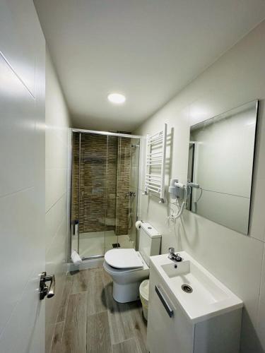 Bathroom, HOSPEDAJE CUATRO VIENTOS in La Latina