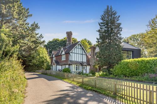 Danny Lodge - Country Cottage Near Brighton by Huluki Sussex Stays