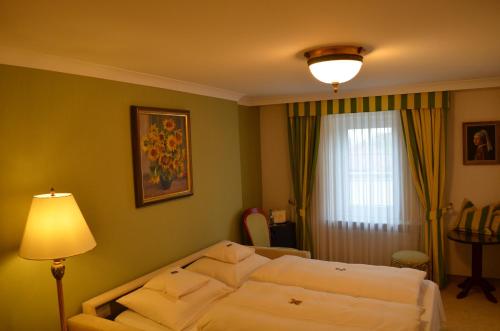1 queen bed, 1 sofa bed