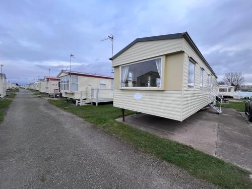 3 Bed Caravan, 8 Berth, Pet Friendly, Parking - Tap to explore photos