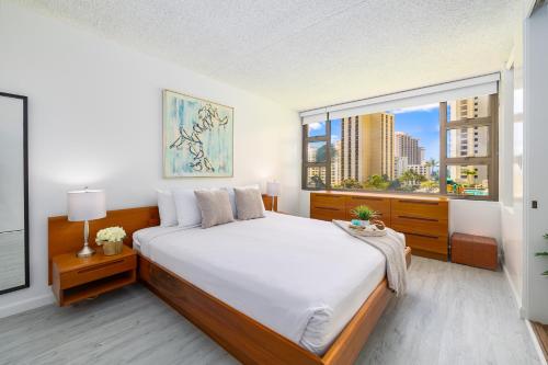 Steps to Waikiki Beach, Stylish 1BR with Parking!