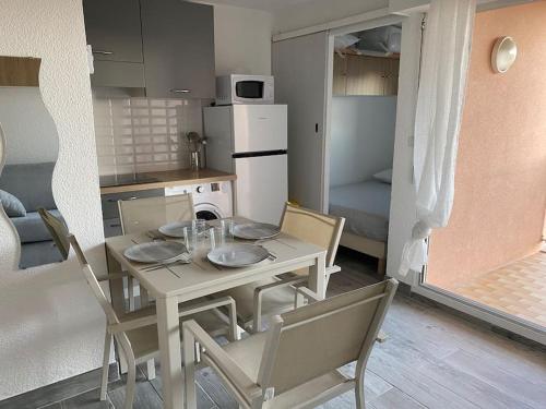 Appartement T2, terrasse, parking privé proche port et plages