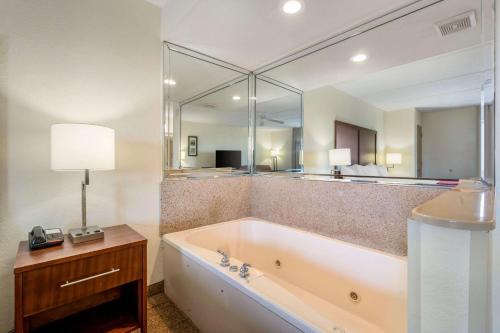 King Room with Hot Tub - Non-Smoking image 2