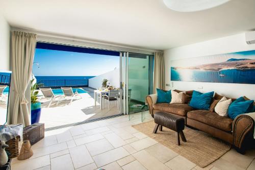 FRONTLINE VILLA 25, Modern Coastal Design with Amazing Views 2
