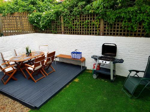Cosy 4Bedroom House Near City Centre By Homebird Property Management Short Lets & Serviced Accommodation Leeds With Private Parking & Garden, Лидс (фото 4)