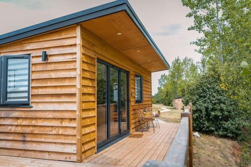 Lakeside Lodge- 'Lapwing' - Accommodation - Bishampton