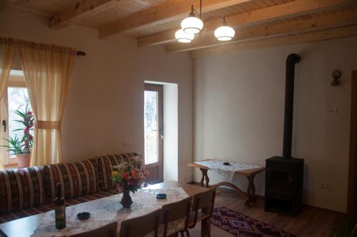 レストラン, Aste Guesthouse in トロポヤ