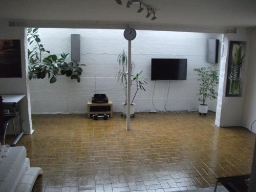 Shared lounge/TV area, Helle große Souterrainwohnung mit eigenem Eingang in Unterhaching