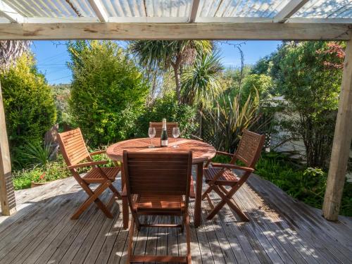 Kereru Cottage - Pohara Holiday Home