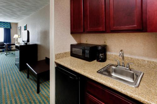 Holiday Inn Express & Suites Smithfield - Providence