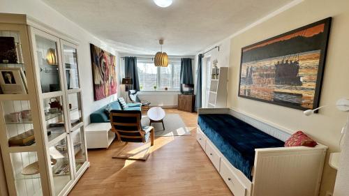 1 queen bed, 2 sofa beds