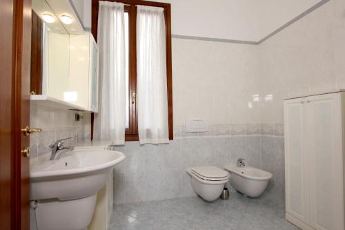 One-Bedroom Apartment image 6